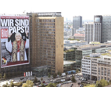 BILD: giant poster for appointment of the Pope